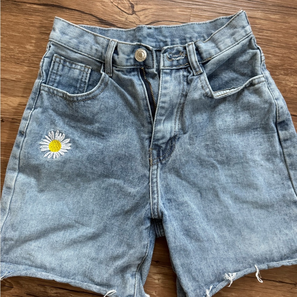 Stradivarius jeans Blue Denim Women's Shorts with Daisy Embroidery - Picture 2 of 9